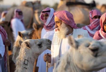 Foto de Buraydah, Arabia Saudita, 4 de agosto de 2023: camellos y hombres soudi en un mercado de camellos - Imagen libre de derechos