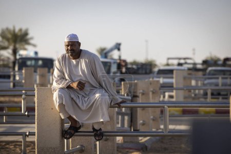Téléchargez les photos : Buraydah, Arabie Saoudite, 4 août 2023 : homme au repos devant le marché aux chameaux de la ville de Buraydah - en image libre de droit