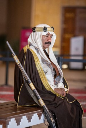 Téléchargez les photos : Buraydah, Arabie Saoudite, 4 août 2023 : portrait d'un Saoudien vêtu traditionnellement - en image libre de droit