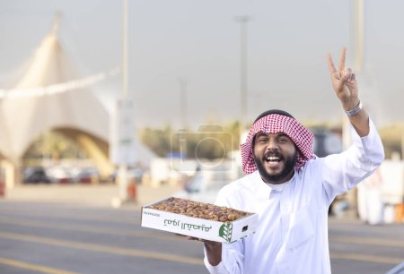 Téléchargez les photos : Buraydah, Arabie Saoudite, 4 août 2023 : hommes arabes vendant des dates au marché aux dates de Buraydah - en image libre de droit