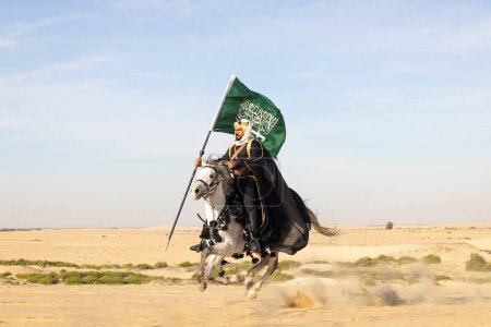Foto de Hombre árabe saudí cabalgando sobre su semental negro en un desierto - Imagen libre de derechos