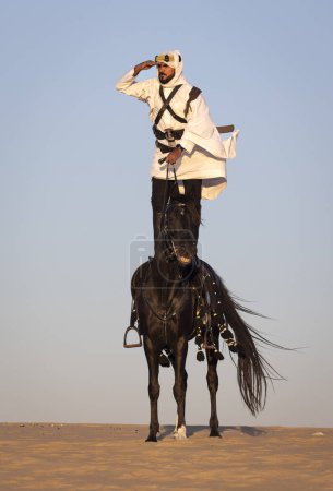 Téléchargez les photos : Portrait d'un Saoudien avec son étalon noir - en image libre de droit