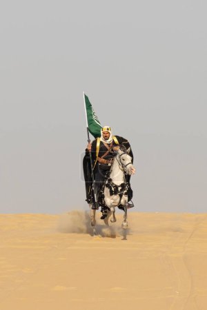 Foto de Hombre con ropa tradicional con su caballo en un desierto - Imagen libre de derechos