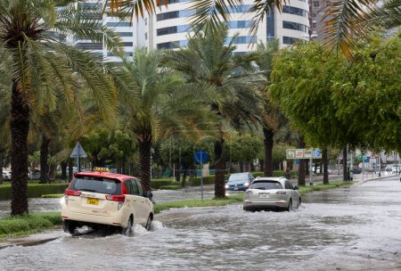 Téléchargez les photos : Dubaï, Émirats arabes unis, 16 avril 2024 : les rues inondées du quartier résidentiel populaire de Dubaï après une forte pluie - en image libre de droit