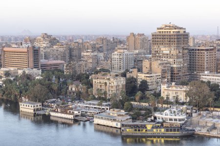 Foto de El Cairo, Egipto, 20 mar 2024: vista de la ciudad de El Cairo desde un punto de vista alto sobre el río Nilo - Imagen libre de derechos