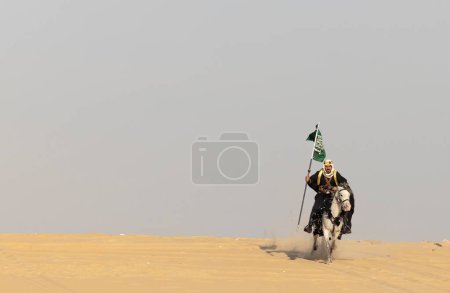 Foto de Hombre saudí vestido con su semental blanco - Imagen libre de derechos