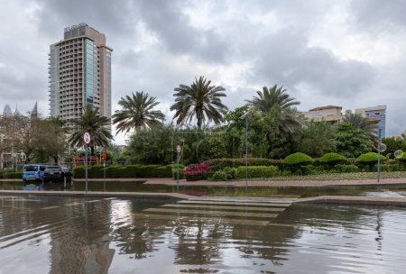 Téléchargez les photos : Dubaï, Émirats arabes unis, 16 avril 2024 : les rues inondées du quartier résidentiel populaire de Dubaï après une forte pluie - en image libre de droit