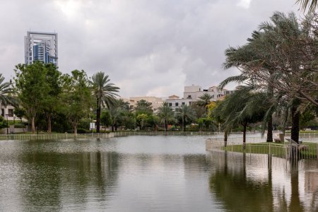 Foto de Dubái, Emiratos Árabes Unidos, 16 de abril de 2024: calles inundadas de la popular zona residencial de Dubái después de un fuerte aguacero - Imagen libre de derechos