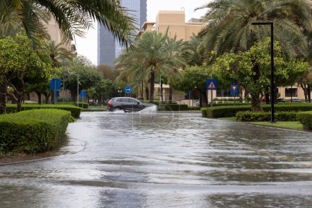 Foto de Dubái, Emiratos Árabes Unidos, 16 de abril de 2024: calles inundadas de la popular zona residencial de Dubái después de un fuerte aguacero - Imagen libre de derechos