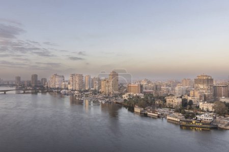 Téléchargez les photos : Le Caire, Égypte, 20 mars 2024 : vue sur la ville du Caire depuis un point de vue élevé sur le Nil - en image libre de droit