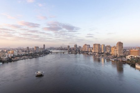 Foto de El Cairo, Egipto, 20 mar 2024: vista de la ciudad de El Cairo desde un punto de vista alto sobre el río Nilo - Imagen libre de derechos