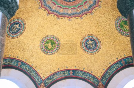 Foto de Detalle interior de Fuente Alemana en Sultanahmet. La obra, que fue construida en Alemania en 1900 y reunida en Estambul, fue hecha para conmemorar la visita del emperador alemán a Estambul. - Imagen libre de derechos