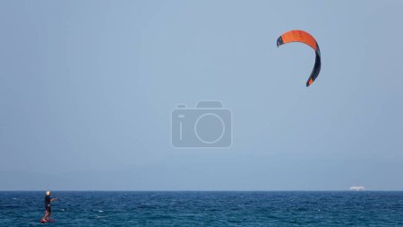 Foto de Kite Surfer profesional en acción en Olas en el mar. Kitesurf hace slalom en las olas. Isla Imbros. Gokceada, Canakkale Turquía 08.20.2022 - Imagen libre de derechos