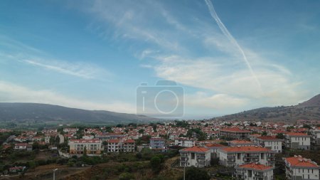 Téléchargez les photos : Vue sur la ville de Gkeada par temps de pluie, Imbros Island Canakkale Turquie. C'est la plus grande île de Turquie, dans le nord-nord-est de la mer Égée.. - en image libre de droit