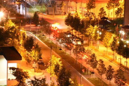 Foto de Esenyurt Yildirim Beyazit Street con coches de larga exposición, luces de carretera, cruce, señales de tráfico. Serie Timelapse. Estambul Esenyurt Turquía 11.20.2022 - Imagen libre de derechos