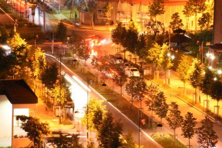 Foto de Esenyurt Yildirim Beyazit Street con coches de larga exposición, luces de carretera, cruce, señales de tráfico. Serie Timelapse. Estambul Esenyurt Turquía 11.20.2022 - Imagen libre de derechos