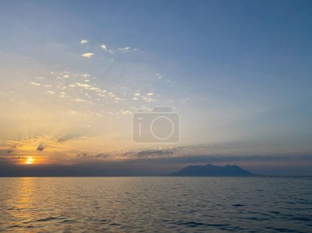 Foto de La vista de la isla de Samotracia desde Gkeada- Isla de Imbros y el cielo del atardecer, el mar Egeo vista del atardecer a través de la isla - Imagen libre de derechos