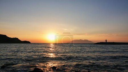 Foto de Isla Samotracia desde Gkeada- Isla Imbros al atardecer, con luz, montaña, cielo. Vista del atardecer del mar Egeo a través del Semadirek, isla de Samothace - Imagen libre de derechos