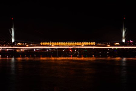 Foto de Estambul Golden Horn Metro Bridge por la noche con las luces de la ciudad. Estambul vida nocturna - Imagen libre de derechos