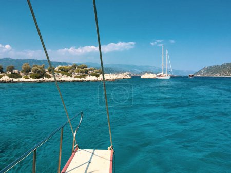 Foto de Una vista desde el paseo diario en barco al archipiélago de Kas y las bahías circundantes, que se encuentran en los puntos más cercanos de la isla Meis - Imagen libre de derechos