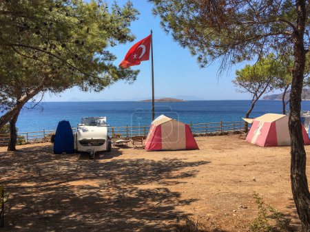 Foto de Datca, Mugla, Turquía - 18 de agosto de 2018 Los campistas instalaron sus tiendas y caravanas contra la vista al mar en la zona de acampada de Akcabuk, ubicada en la bahía de Mula Data Palamutbuku. - Imagen libre de derechos