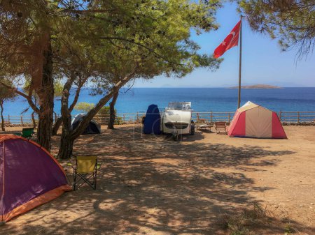 Foto de Datca, Mugla, Turquía - 18 de agosto de 2018 Los campistas instalaron sus tiendas y caravanas contra la vista al mar en la zona de acampada de Akcabuk, ubicada en la bahía de Mula Data Palamutbuku. - Imagen libre de derechos