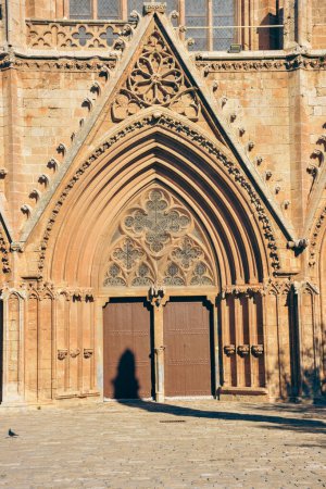 Foto de Vista exterior a la mezquita Lala Mustafa Pasa. Antigua Catedral de San Nicolás en el casco antiguo de Famagusta, norte de Chipre. - Imagen libre de derechos