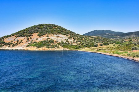 Foto de A virgin bay in Izmir Foca. Aegean sea, mountains and natural vegetation of the Aegean covered with maquis. Antique Phokaia in Izmir - Imagen libre de derechos