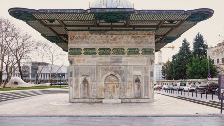 Foto de Estambul Beyoglu Turquía 02.22.2023 Fuente de agua pública del siglo XVIII construida por el sultán otomano Mahmud I en la arquitectura rococó otomana y situada en la plaza de Tophane - Imagen libre de derechos