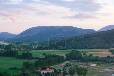 Foto de Campo verde vista desde el pueblo Imbros Gokceada Zeytinlikoy. Canakkale Turquía - Imagen libre de derechos