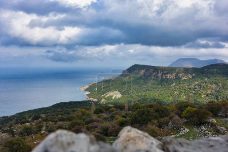 Téléchargez les photos : Cinaralti emplacement à Tepeky, un village grec à Gkeada, Imbros la magnifique mer Égée, la vue sur les montagnes et les amas de nuages - en image libre de droit