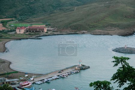 Téléchargez les photos : Vue sur la marina de Kalekoy, Gokceada Imbros, Canakkale, Turquie. Gkeada (également connu sous le nom d'Imbros) est une île turque dans la mer Égée. - en image libre de droit