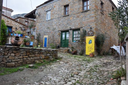 Foto de Gokceada, Canakkale Turquía 12.06. 2020 Vista de la calle y antigua cafetería de piedra en el pueblo de Zeytinlikoy de Gkeada, isla de Imbros - Imagen libre de derechos