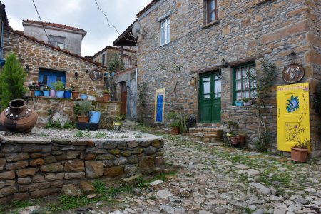 Foto de Gokceada, Canakkale Turquía 12.06. 2020 Vista de la calle y antigua cafetería de piedra en el pueblo de Zeytinlikoy de Gkeada, isla de Imbros - Imagen libre de derechos