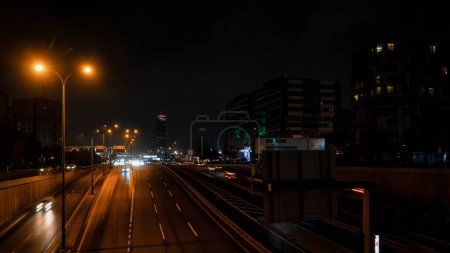 Foto de Imágenes del tráfico nocturno en el distrito de Beylikduzu, en la ciudad de Estambul. Tráfico en una autopista de Estambul en la autopista E-5 por la noche. - Imagen libre de derechos