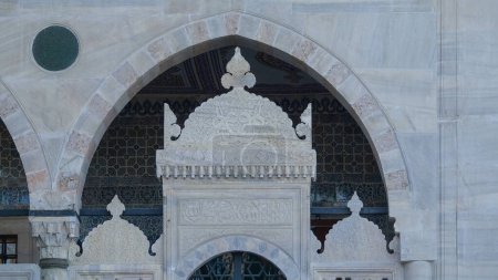 Foto de Detalle de la puerta de entrada histórica en la mezquita de Estambul Yeni, amueblada con azulejos otomanos. Eminn distrito Estambul Turquía - Imagen libre de derechos
