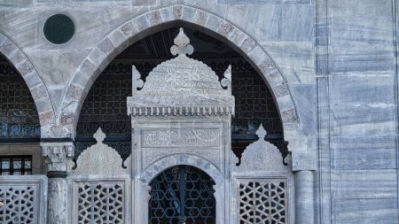 Foto de Detalle de la puerta de entrada histórica en la mezquita de Estambul Yeni, amueblada con azulejos otomanos. Eminn distrito Estambul Turquía - Imagen libre de derechos
