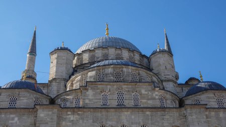 Foto de Detalles arquitectónicos de Yeni Cami o Nueva Mezquita. La cúpula de la nueva mezquita en el puente de Galata en el Cuerno de Oro en el distrito de Eminonu en Estambul Turquía - Imagen libre de derechos