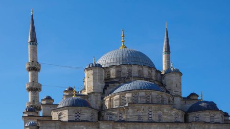 Foto de Detalles arquitectónicos de Yeni Cami o Nueva Mezquita. La cúpula de la nueva mezquita en el puente de Galata en el Cuerno de Oro en el distrito de Eminonu en Estambul Turquía - Imagen libre de derechos