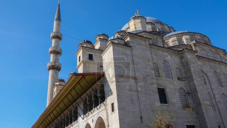 Foto de Antiguo pórtico en el patio interior de la nueva mezquita o mezquita de Yeni en el distrito de Eminonu en el Cuerno de Oro en Estambul en el Estrecho del Bósforo en Turquía - Imagen libre de derechos