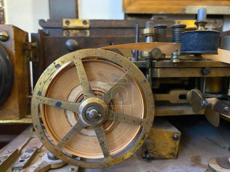 Foto de Antigua máquina de telégrafo de código morse con impresora de latón - Imagen libre de derechos
