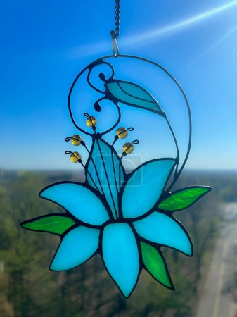 Téléchargez les photos : Capteur de soleil fleur en verre teinté pour fenêtre, décoration suspendue, cadeau de fleur bleue fête des mères - en image libre de droit