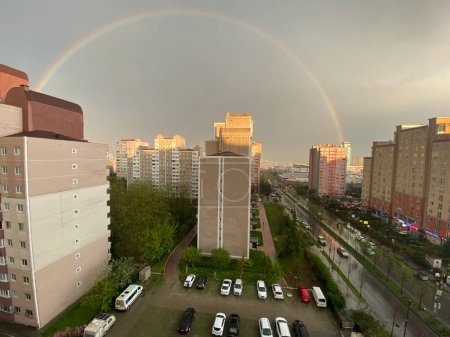 Foto de Beylikduzu, Estambul, 20 de abril de 2023 El arco iris que aparece después de la lluvia entre los edificios de gran altura en el distrito de Beylikdz de Estambul - Imagen libre de derechos