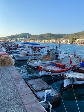 Foto de Foca, zmir Turquía Agosto 2022 Una vista de los barcos de pesca a lo largo de la costa de Foca en el pequeño puerto - Imagen libre de derechos