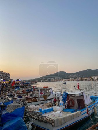 Foto de Eski Foca, zmir Turquía Agosto 2022 Una vista de los barcos de pesca a lo largo de la costa de Foca en el pequeño puerto - Imagen libre de derechos