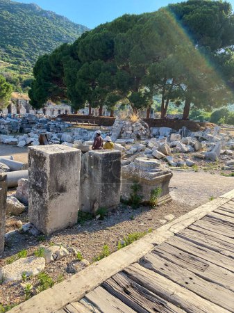 Téléchargez les photos : Ruines antiques d'Ephèse sur la colline par une journée ensoleillée. Izmir Turquie - en image libre de droit