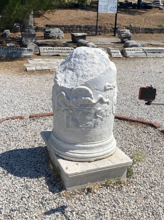 El templo Asclepion en Pérgamo. Columna de mármol con esculturas de los símbolos del Esclepión - Medicina de serpientes (Eesculapian), ramas de olivo y la rueda de la vida