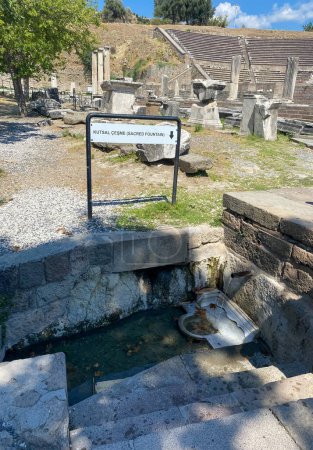 Foto de Fuente de agua bendita en el templo de Pérgamo Asclepion en Bergama, Izmir, Turquía - Imagen libre de derechos