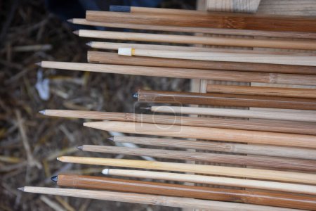 Foto de Flechas de tiro con arco tradicionales hechas a mano y puntas de flecha de hierro. deportes éticos - Imagen libre de derechos