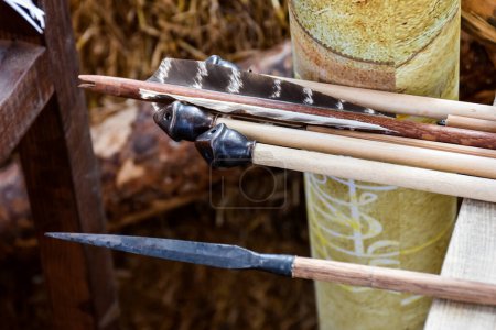 Foto de Flechas y puntas de flecha de hierro utilizadas en el tiro con arco tradicional. Artes marciales, deporte étnico - Imagen libre de derechos